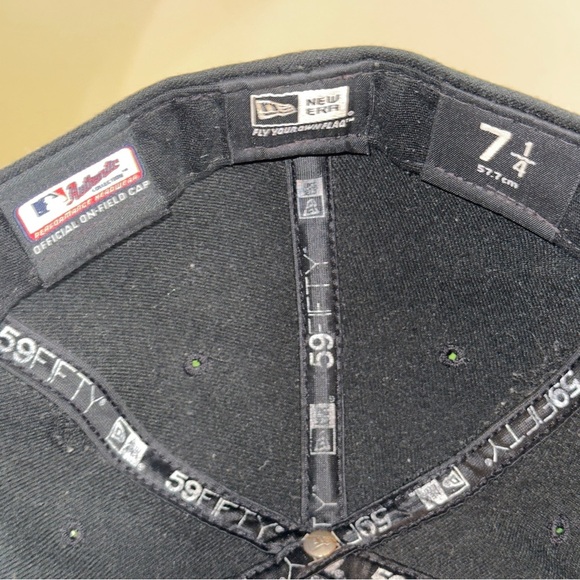 New Era Cincinnati Reds Black Red Baseball Fitted Cap Hat Men’s Size 7 1/4 - Picture 6 of 6